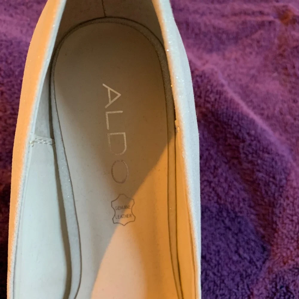 NWOB Silver/Rhinestone Leather Pumps sz 8.5